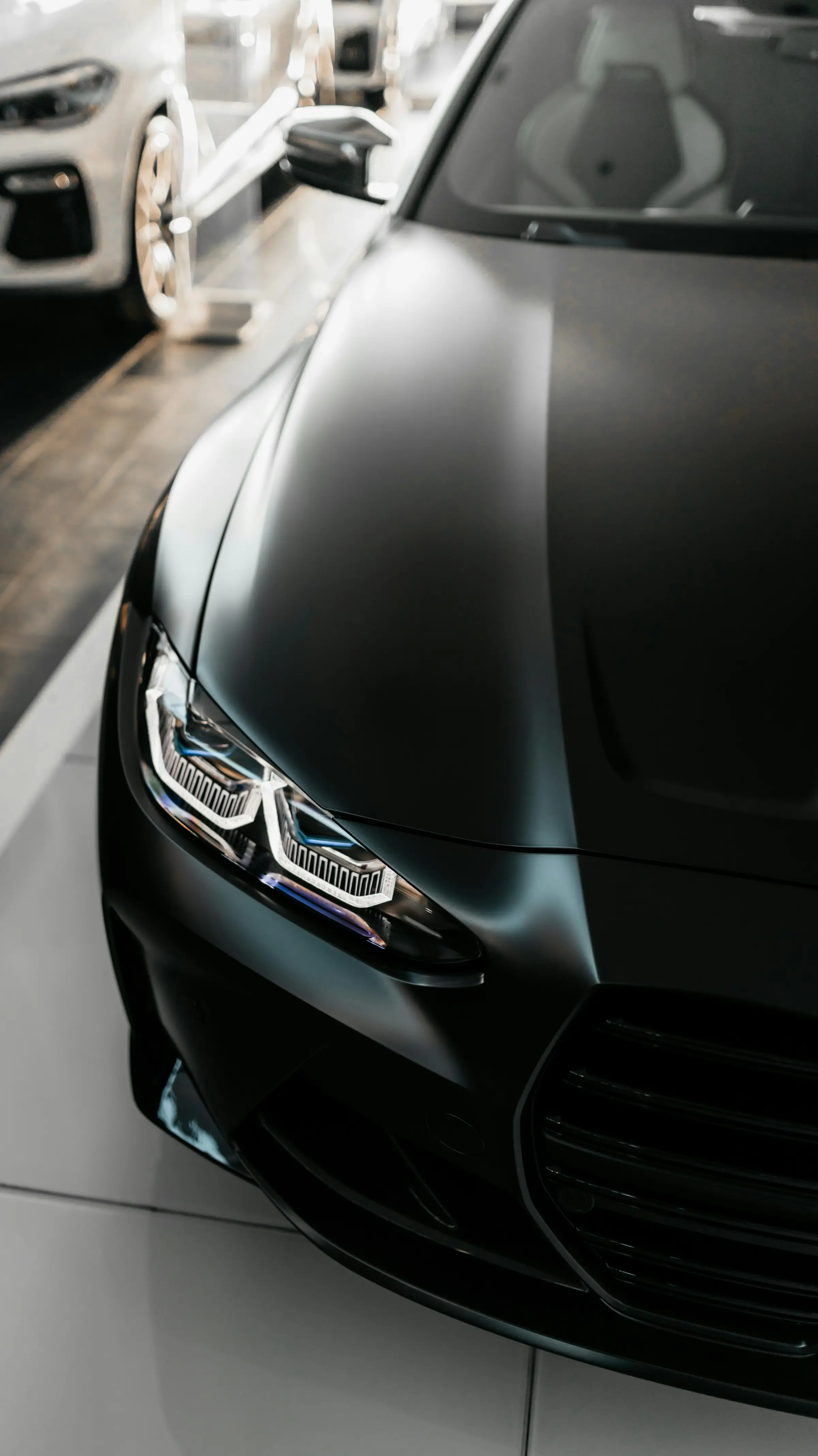 Front van een BMW met satijnen afwerking
